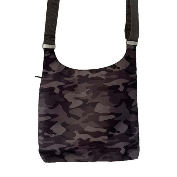 Baggallini Bucket Bagg - Crossbody - Gray Camo Size Medium - Picture 2 of 8